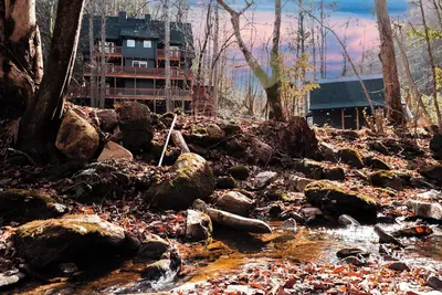 Image de 6-Acre Estate! Sleeps 25! 2 Hot Tubs, Game Room, Fire Pit, Pet Friendly!