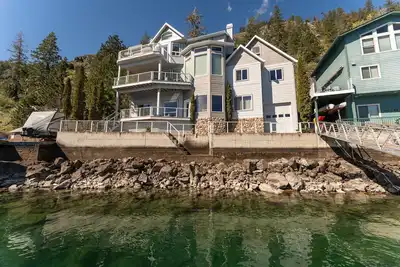 Image de Luxury Lakeside Boater's Paradise