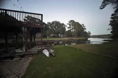 Relaxing Quiet Home on a Private Lake with a Pool
