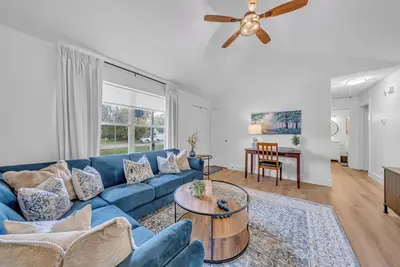 Image de King bed, large smart Tv, fresh, welcoming, peaceful