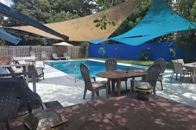 Image de Coastal charming 3-bedroom Stuart pool house 1 mi from downtown. 2 kings 2 twins