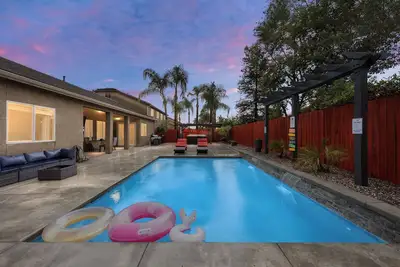 Image de Luxury Escape on Mondego Dr – Pool, Spa & Pool Table