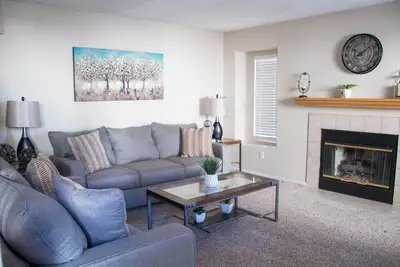 Image de Spacious, Fully Furnished 3-Bed Henderson Townhome. Clubhouse with Pool and Gym