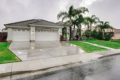 Image de 5 Mi to the Marketplace: Roomy Bakersfield Retreat