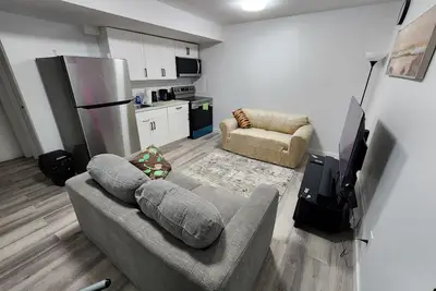 Image de Cozy 2-Bedroom Suite with Separate Entrance - Greens of Regina