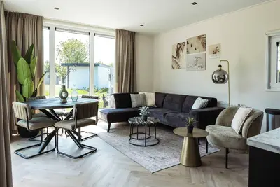 Image de Kaag Villas: charming 2-bedroom chalet #308 by peaceful canals amid Dutch nature