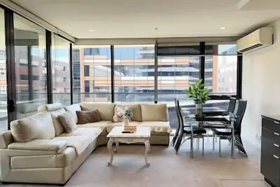 Image de Just moments from Yarra River waterfront and Marvel Stadium!