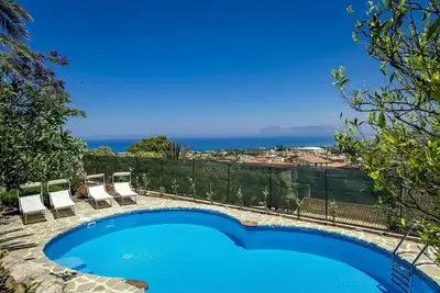 Image de Villa à Castellammare Del Golfo avec 3 chambres à coucher, 7 couchages
