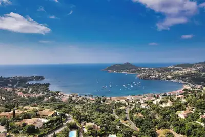 Image de Villa rénovée avec vue mer & piscine, 8 personnes, proche plage.