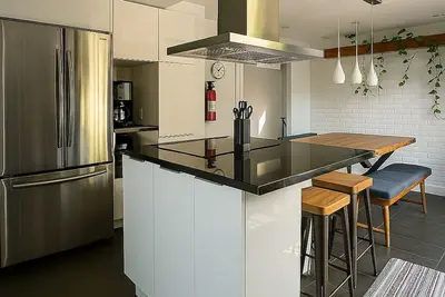 Image de City Comfort: A Charming Home with a Breathtaking Spa-Like Bathroom