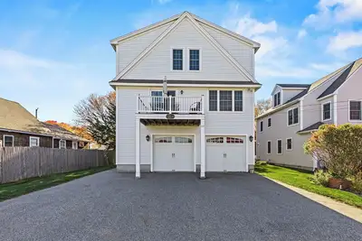 Image de Peterson’s Log Cabin — Moody Beach Living, Reimagined