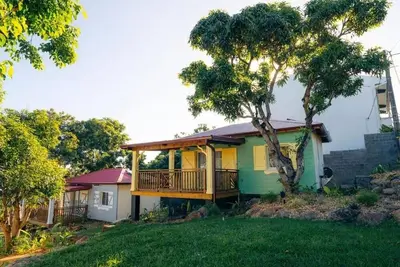 Image de Bungalow paisible avec terrasse aux Avirons