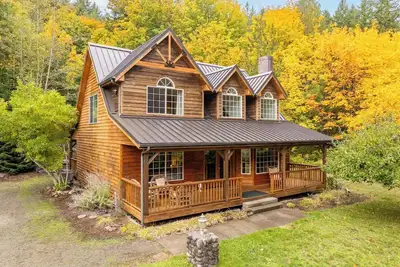 Image de Custom Crafted Forest Retreat with Pond on 5 Acres