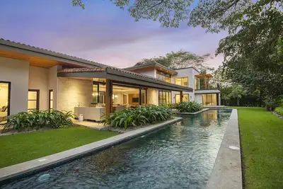 Image de New luxury home located on the beachside of Las Golondrinas in Hacienda Pinilla. Enjoy daily housekeeping, full concierge service, and a private 20-meter Olympic-style pool — all just steps from the beach.