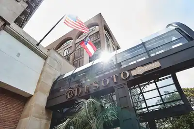 Image de Near River Street | Rooftop Pool. Bar + Dining