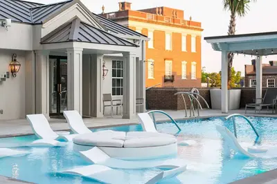 Image de Walk to River Street | Pool. Dining + On-Site Bar