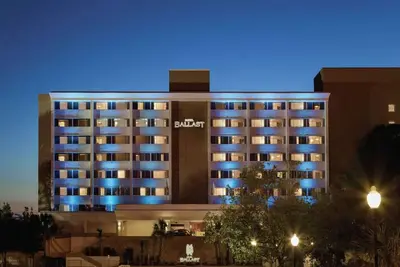 Image de Along Wilmington Riverwalk + On-site Dining & Pool