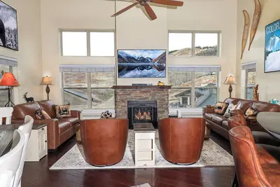 Image de New! Downhill Getaway - Ski-In / Ski-Out Just steps to base of Granby Ranch!