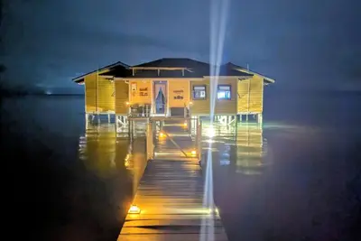 Image de Feel right at home in paradise in the eco friendly, off-grid home on Isla Colon.