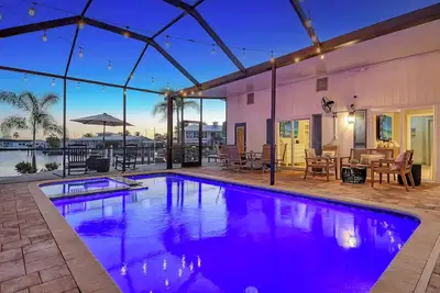 Image de No Bad Days - Boat Dock, Heated Pool & Hot tub, Beach Gear, 5 Mins to Ami