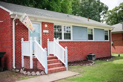 Image de Adorable pet-friendly fenced home in Hampton! Welcome to Redheart Cottage <3