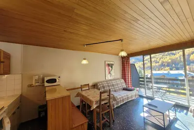 Image de Studio + cm proche pistes 4 personnes