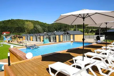 Image de Maisons de vacances neuves avec piscine.