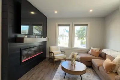 Image de Modern 2br Retreat near Boston – Parking, Smart Tv, Fireplace & Luxe Rain Shower