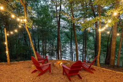 Image de Charming, cozy cottage on the northern end of Lake Lanier, perfect for quiet escapes, relaxation, and time to embrace nature while reflecting away from the bustle of the city.