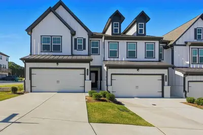 Image de 3/2. 5 End-unit Townhome, lots of Parking, quick to I-85 and Braselton. Pets Ok