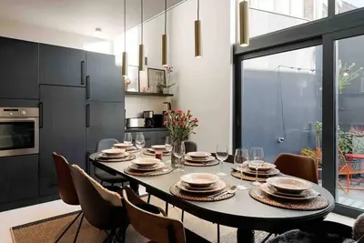 Image de Spacious & Chic House in Center