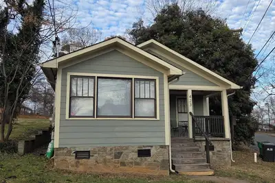 Image de Fabulous 2-bedroom cottage in Charlotte. Pet friendly and high speed internet!