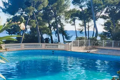 Image de Séjour paisible avec piscine et vue imprenable