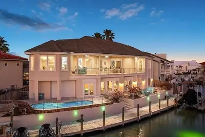 Image de Villa Santorini - Luxury  6-bedroom on water & serene Key Allegro island