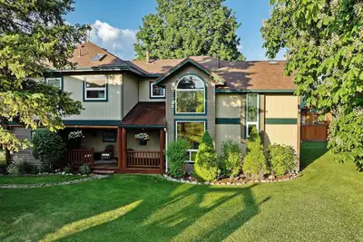 Image de Montana Dream: 4-Bedroom Lakeside Home Steps to Flathead Lake