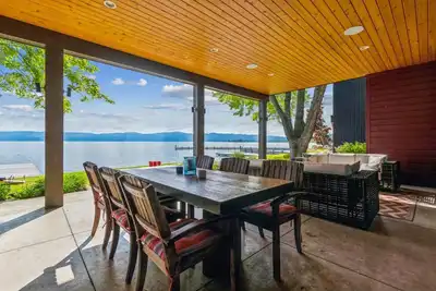 Image de Spend the Winter by the Lake! Lakefront with Private Boat Slip and Hot Tub!