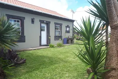 Image de Maison de vacances « Lovely House in Biscoitos » avec vue montagne, terrasse privée et Wi-Fi