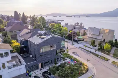 Image de Modern Beachfront Luxury – Kitsilano Home on Point Grey Road with Ocean Views