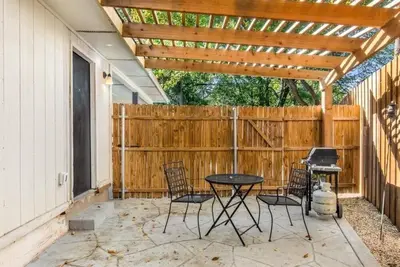 Image de Comfy 2bd 1bth home near Cowboys Stadium; custom patio; 8ft privacy fence