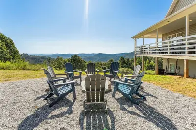 Image de Large Home w wraparound porch/Amazing View/Hot Tub/Fire Pit