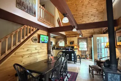 Image de Mountain Cabin Charm in Rumney with Wood Stove.