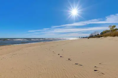 Image de Pet Friendly! Steps to Beach - ‘Lakeview Cottage’