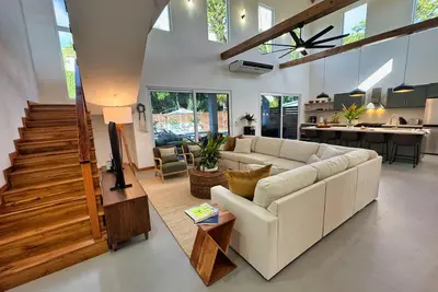 Image de Modern Comfort Just Minutes from West Bay Beach