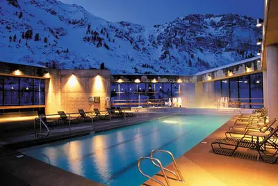 Image de 𝐅𝐢𝐧𝐝𝐢𝐧𝐠 𝐌𝐞𝐢𝐥𝐢’𝐬 Ski-Out 𝐂𝐥𝐢𝐟𝐟 𝐂𝐥𝐮𝐛 𝐑𝐞𝐬𝐨𝐫𝐭+Amenities