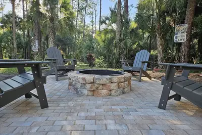 Image de Serenity in the Woods: Gacebo, Jacuzzi, Fire Pit, Hammocks and Barbecue.