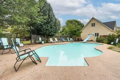 Image de Near Hiking & Biking: Pet-Friendly Rogers Getaway!