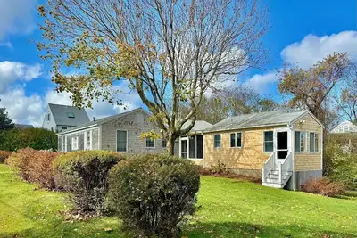 Image de Dennis: 5-bedroom home with Great yard, just a short walk to private association beach!