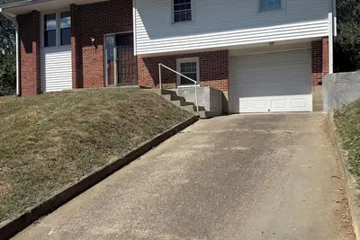 Image de Re-modeled 3-bedroom house in Athens City, central Ac/Heat, Free Wi-Fi, Parking