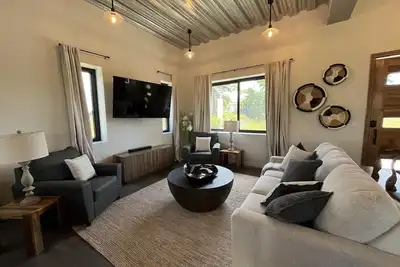 Image de Emerald Blue Villa - Modern 2br Villa with Rooftop Lounge & Pool