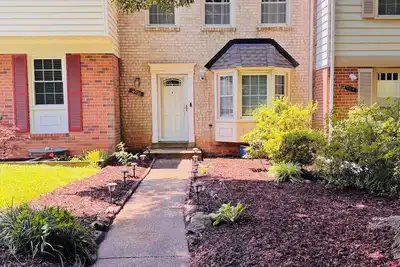 Image de Soothing 4-bedroom 3. 5-bath townhome in Annandale, Va